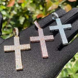 Colgante Iced Out Criss Cross de Moissanita con Baño de Oro Rosa de 18K, Amuleto Religioso de Lujo para Uso Diario para Hombre - Product Image 6