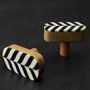 Poignée de meuble en laiton moulé avec incrustation de nacre, design minimaliste texturé - Product Image 5