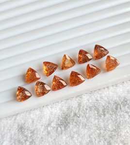 Pierres précieuses calibrées en forme de trionne de 6 mm en pierre de soleil naturelle facettée, couleur orange, pour la fabrication de bijoux. Achetez maintenant en gros des pierres en vrac. - Product Image 2