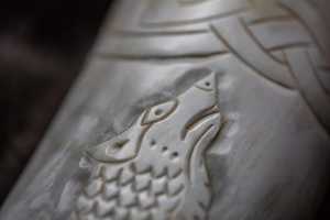 Corne à boire Fenrir Wolf avec support – Corne de buffle Viking sculptée à la main 500 ml – Cadeau de mythologie nordique pour lui - Product Image 3