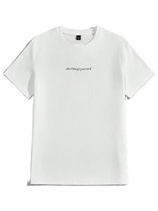 T-shirt en mélange de coton et de polyester pour hommes Autocollant avant et arrière conçu pour une silhouette moderne qui flatte tous les types de corps - Product Image 4