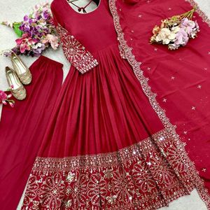 Robe élégante en soie chinon brodée de paillettes de 5 mm avec un pantalon en micro-soie et un ensemble dupatta, entièrement cousu - Product Image 1