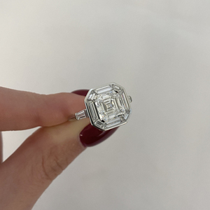 Bague à trois pierres baguette avec halo, diamant de laboratoire taille Asscher de 3,00 carats, certifié IGI - Product Image 3