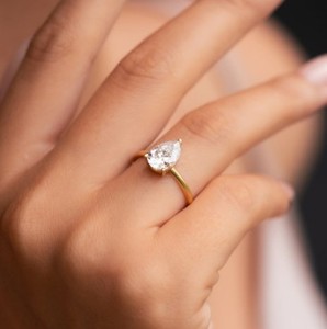 Anillo de Compromiso de Moissanita con Corte de Pera de 8x12mm, Plata de Ley 925, Engaste de Garras, Bañado en Rodio, Certificado, Elegante, Brillante y Moderno - Product Image 2