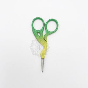 Ciseaux à cils en forme d'oiseau Ombre de qualité supérieure étiquette personnalisée lame droite en acier inoxydable outil de beauté durable manucure - Product Image 1