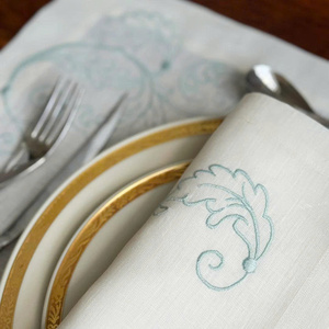 Sets de Napperons et Serviettes Personnalisés Brodés en Lin Blanc 100% avec Motifs de Feuilles Bleues Vintage, Lavables, pour Mariages, Événements à Domicile - Product Image 2