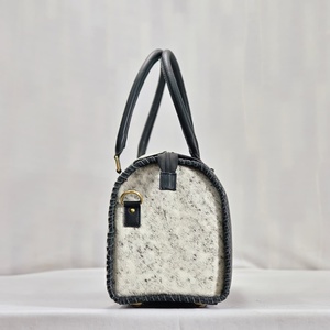 Bolso de hombro de cuero genuino de vaca con pelo, hecho a mano, con grabado floral plateado, de lujo, estilo occidental, para mujer - Product Image 3