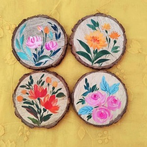 Sous-verres en bois faits à la main, motif floral peint, style moderne, napperons de table, artisanat, écologiques, antidérapants, diamètre 10 cm - Product Image 1