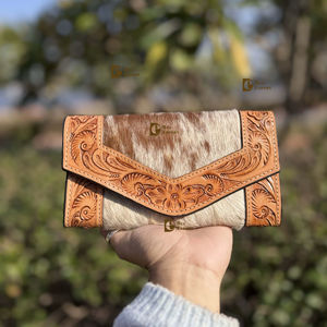 Cartera de Cuero con Grabado Artesanal, Elegante Cartera de Piel de Vaca con Pelaje, Multiusos, Estilo Occidental para Mujer - Product Image 1