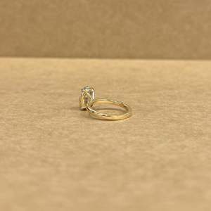 แหวนทองคำขาว 9KT รูปไข่ ประดับเพชรแล็บโกรว์ 2.05 กะรัต ดีไซน์หรูหรา เหมาะสำหรับงานเลี้ยง - Product Image 4