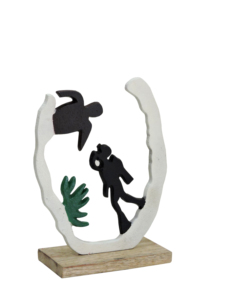 Escultura Artesanal de Aluminio de Buzo y Tortuga Marina, Estatua Moderna con Silueta Náutica para Decoración de Hogar Costero sobre Base de Madera - Product Image 2