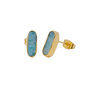Boucles d'oreilles clous minimalistes en acier inoxydable plaqué or faites à la main avec opale bleue, forme géométrique, pierre précieuse tendance, pierre de naissance unique - Product Image 5