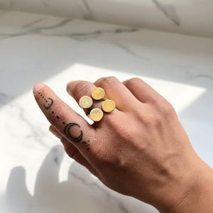 Anillo de disco grueso de oro, anillos circulares geométricos contemporáneos, anillo minimalista de latón para hombre, chapado en oro de 18k, para venta al por mayor - Product Image 1