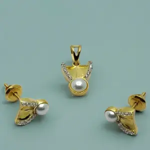 Ensemble de bijoux élégant et minimaliste en or 18 carats avec pendentif et boucles d'oreilles en perles et diamants, design aile, pour femmes - Product Image 3