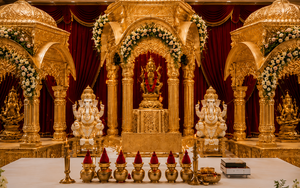 Escenario Tradicional Tallado en Oro para Bodas Tamilas y Telugues, Exclusivo Escenario de Estilo Tamil del Sur de la India para Grandes Eventos en el Reino Unido - Product Image 5