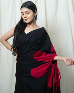 Sari KV para Mujer, Diseño Floral de Margaritas Negras, Sin Blusa - Product Image 1
