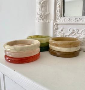 Elegante Brazalete de Resina con Perla - Decoración Colorida para el Hogar y Regalo Especial para Mujeres en Días Festivos - Product Image 1