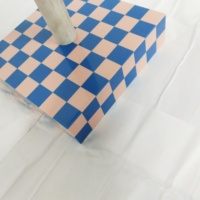 Conception colorée de table d'appoint d'incrustation de résine artisanale sur la surface et support de damier bleu-rose accrocheur intérieur éclectique idéal