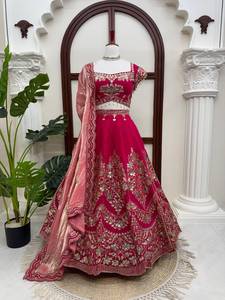 Ensemble Lehenga Mul Chanderi avec broderies complexes et travail de découpe, accompagné d'un chemisier et d'un dupatta en soie Fandy - Product Image 2