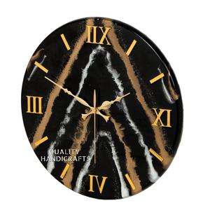 Horloge murale moderne en résine époxy en bois faite à la main affichage d'aiguille pour la pendaison de crémaillère noël mariage maison ou appartement décor - Product Image 4