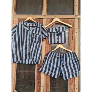 Ensemble de pyjama rayé en coton pour homme, manches courtes, vêtements de nuit d'été confortables et respirants, vente en gros - Product Image 1