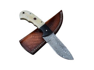 Couteau de chasse artisanal en acier Damas, lame pointue, manche en os et étui en cuir - Product Image 1