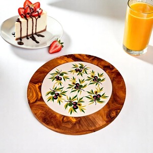 Plato redondo de madera al por mayor con elegante estampado floral, al mejor precio para el hogar y la cocina, desde India. - Product Image 3