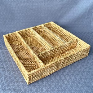 Plateau de rangement pour couverts en rotin naturel, compartiments pour ustensiles, porte-couverts de grande qualité, en vente - Product Image 1