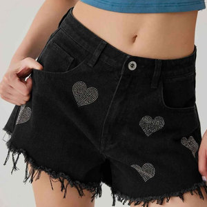 Short en jean noir taille haute avec embellissements en sequins en forme de cœur, ourlet effiloché, style cinq poches, fermeture boutonnée, tenue décontractée - Product Image 3