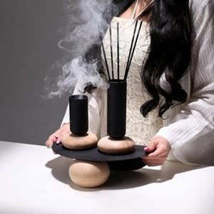 Ensemble porte-encens Dark Towers, sur des anneaux en bois et un plateau incurvé, pour contenir des bâtonnets parfumés pour une expérience olfactive moderne - Product Image 4