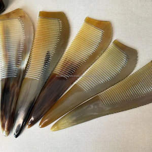 Peigne en corne de boeuf de couleur naturelle fabriqué à la main - Product Image 2
