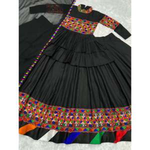 Beaux vêtements régionaux Kediyu Lehenga et Dupatta avec un vrai travail manuel en miroir - Product Image 5