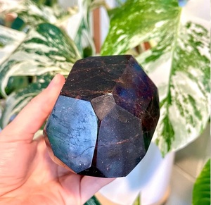 Chakralume - Esfera de Cristal de Granate Rojo Natural, Dodecaedro Facetado, Bola de Cristal Pulida, Piedra Curativa, Reiki, Meditación, Feng Shui - Product Image 2