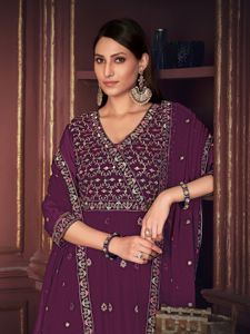 Costume Anarkali pour femmes, élégant, violet, manches 3/4, en crêpe de georgette, semi-couture, pour les mariages et les occasions festives - Product Image 3