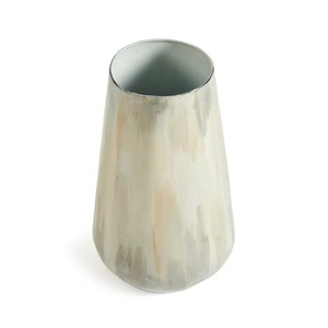 Vase de sol en métal fait main contemporain, silhouette emblématique, 39 cm de hauteur, finition argentée avec accents marron - Product Image 3