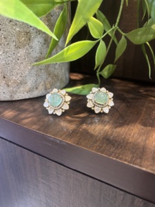 Boucles d'oreilles clous en or Amaira Jewels avec centre en jade et accents en moissanite Polki pour femme, cadeau de luxe classique pour tous les jours - Product Image 4