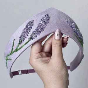 Diadema de Terciopelo con Bordado Floral de Lavanda y Cuentas para Mujer, Accesorio para el Cabello para Bodas y Fiestas, Corona Acolchada Hecha a Mano, Estilo Alice - Product Image 1