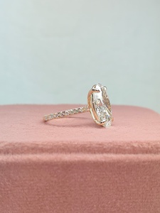 Anillo de compromiso solitario de diamante de corte ovalado en oro rosa macizo, con banda pavé de halo oculto, anillo nupcial minimalista de lujo para mujer - Product Image 2
