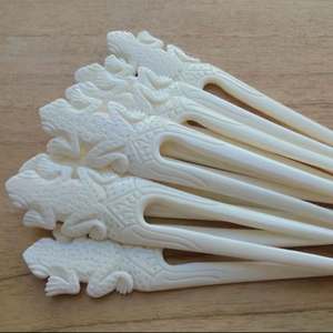 Épingle à cheveux moderne sculptée à la main en os écologique, outil de coiffure traditionnel, objet d'art de collection pour femmes, jeunes filles et mariées - Product Image 1