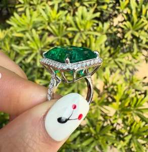 Bague de luxe en or blanc avec émeraude de laboratoire et zircone cubique, en argent sterling 925, pour fiançailles et mariage, pierre précieuse verte - Product Image 3