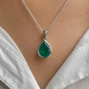 Colgante de Ónix Verde Corte Pera con Engaste de Plata de Ley y Baño de Rodio, Diseño Minimalista Unisex, Mejor Precio, Joyería Rhaya - Product Image 3