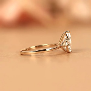 Anillo de compromiso de lujo para mujer en oro amarillo con diamante cultivado en laboratorio de corte pera, color E, marca Shivram Diamond, con certificado IGI, 2 piezas. - Product Image 6
