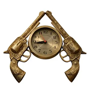 Horloge murale en laiton décorative vintage, design double pistolet, horloge murale à quartz, style occidental orné, pour la maison, le bureau, le salon - Product Image 1
