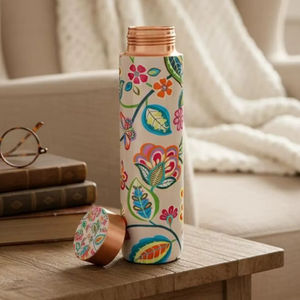 Botella de cobre con diseño floral pintado sobre fondo blanco para decoración de cocina, adorno para el hogar y almacenamiento decorativo, elegante y práctico. - Product Image 1