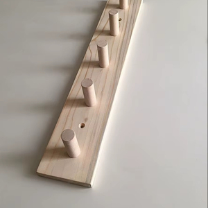 Porte-manteau mural minimaliste en bois - Product Image 1