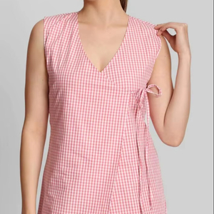 เดรสมิดิผ้าลายตารางสีชมพูสำหรับผู้หญิงพร้อมปมผูกด้านข้าง - Product Image 1