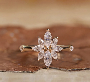 Anillo de lujo chapado en oro de 14 quilates con diseño de flor marquesa y racimo, estilo vintage, con diamantes en forma de copo de nieve y estrella, ideal para fiestas de compromiso, para mujer. - Product Image 1