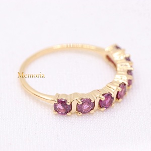 แหวนทองคำแท้ 14K สีเหลืองทองประดับทับทิมทรงกลมธรรมชาติแบบครึ่งวงแหวน Memoria Jewels ขายส่ง - Product Image 3