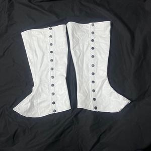 Estas son polainas o botas altas de cuero blanco con cierre lateral de broches a presión. - Product Image 1