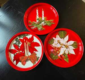 Plateau de Noël rond en fer rouge vintage, motif poinsettia, branche de pin, bougie, assiette décorative pour fête, décoration de fête rouge - Product Image 1